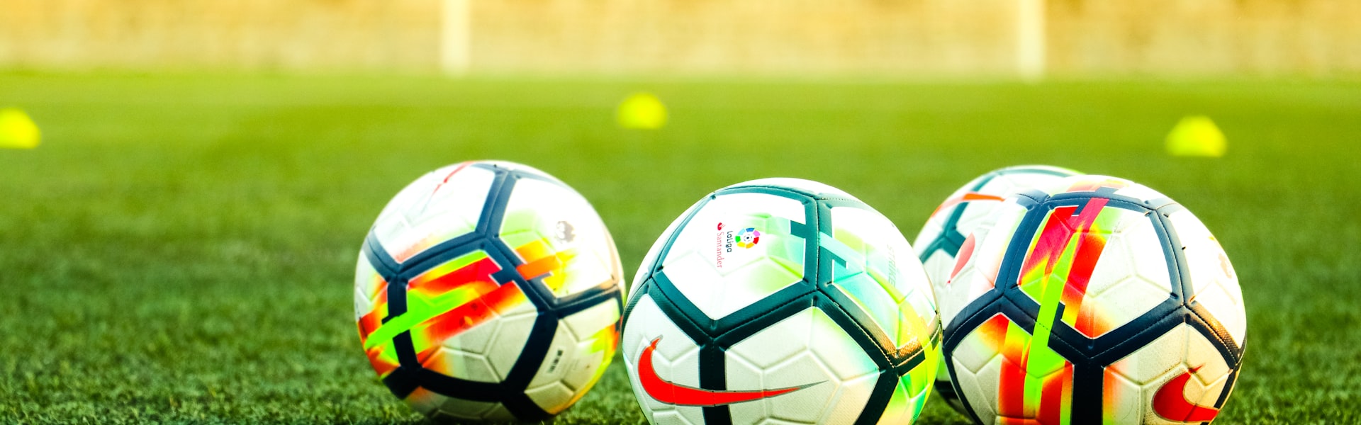 678体育首页横幅 - 足球运动员在绿茵场上激烈对抗的瞬间